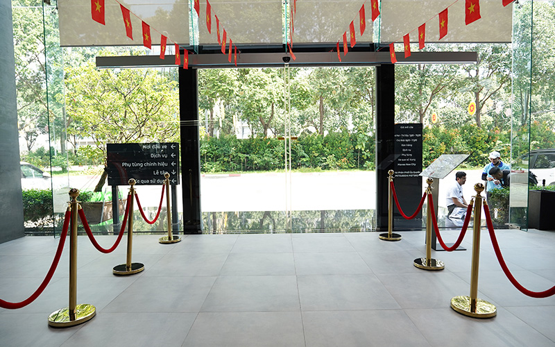 Cửa lùa tự động tại dự án showroom Mitshubishi