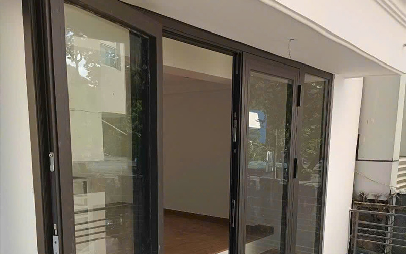 Thi công hệ thống cửa nhôm kính cho chung cư mini tại Quận 12.