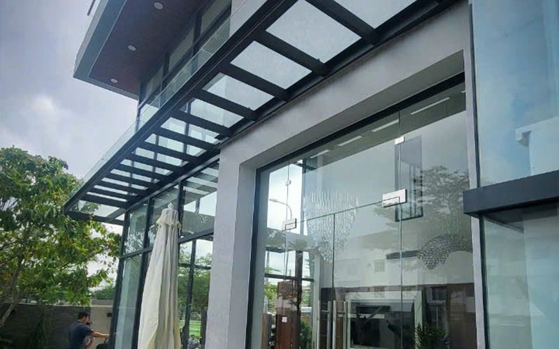 Hệ cửa lùa nhôm kính biệt thự kết nối hoàn hảo với sân vườn.