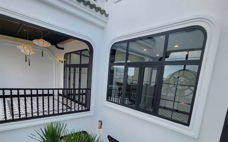 Sự xuất hiện của cửa nhôm cao cấp và kính vòm tạo ra một tổng thể kiến trúc liền mạch