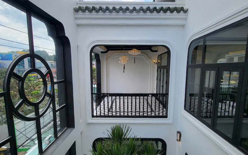 từng tấm kính được đo đạc chính xác để đạt độ hoàn thiện cao nhất