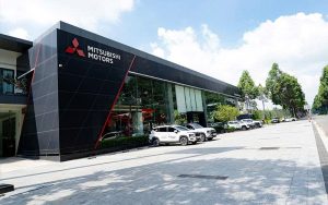 Mặt dựng showroom sử dụng kính cường lực 12mm vô cùng an toàn.