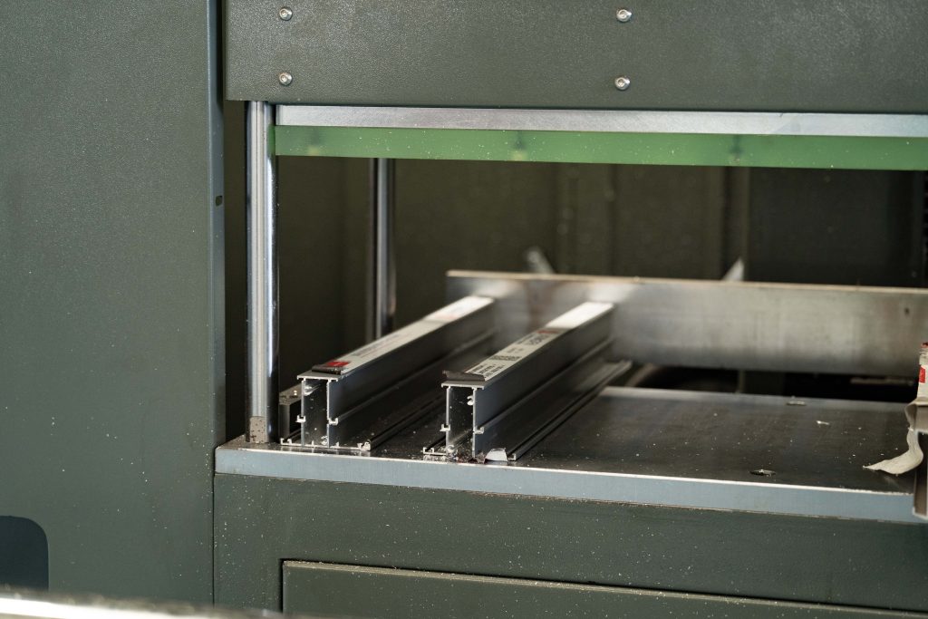 Máy CNC đảm bảo các chi tiết lắp ráp khớp với nhau đến từng milimet.
