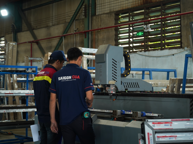 Xưởng sản xuất rộng 2000m2 với hệ thống máy móc hiện đại