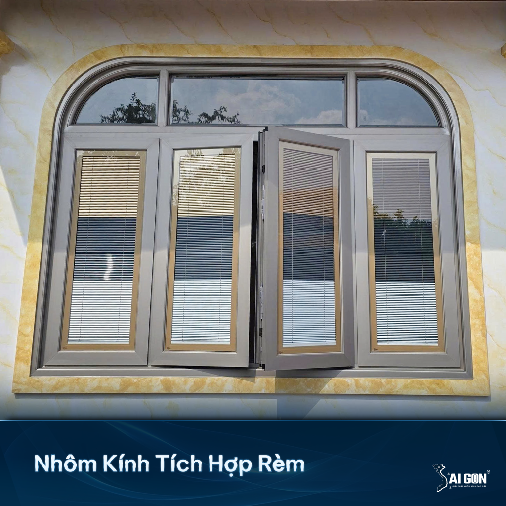 Cửa tích hợp rèm giúp linh hoạt lấy sáng, đảm bảo riêng tư